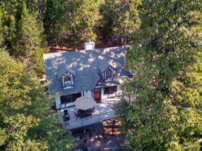 Raven Roost Sleeps 12 Dogs welcome